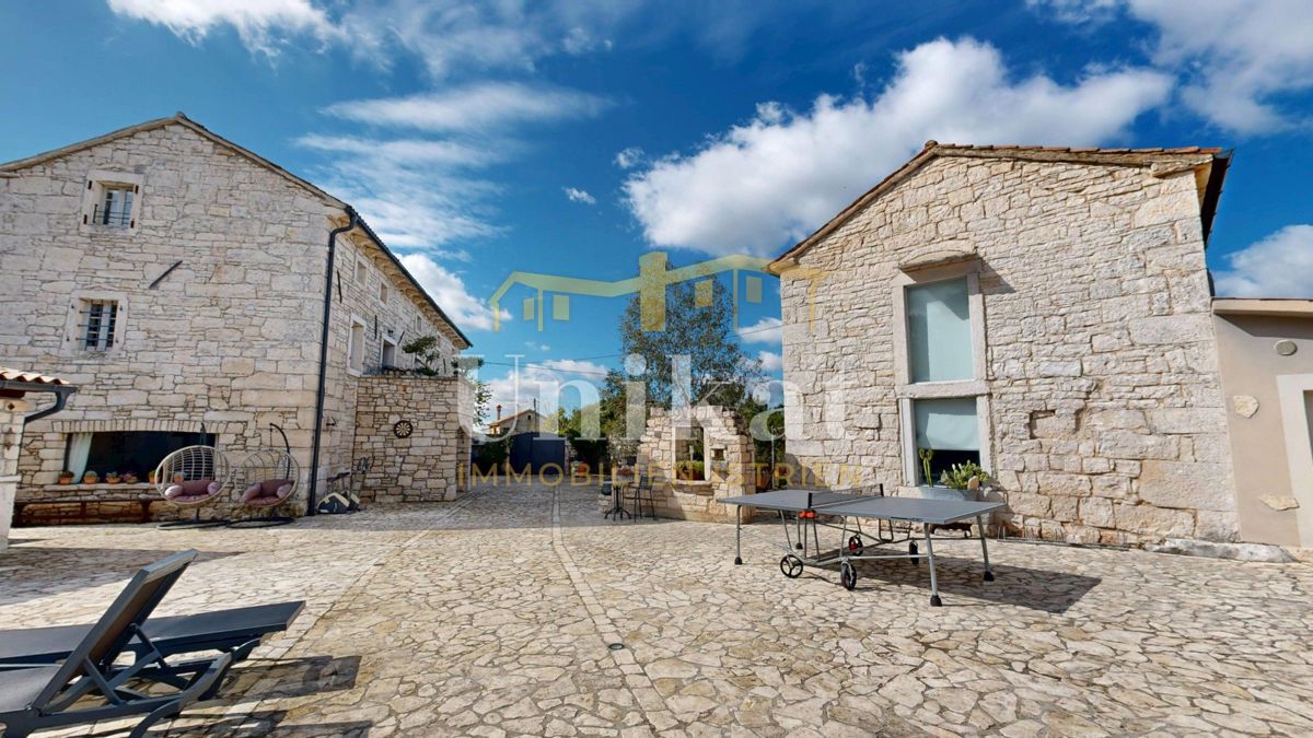 Čudovita posest z dvema kamnitima hišama in bazenom